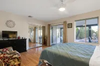 Lakefront Resort Villa - Heated Infinity Pool & 8-Seat Spa - Kayaks - 4BR