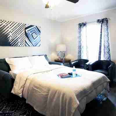 Awesome Location 2 Bedroom 2.5 Bath / Dog Friendly - 511B Rooms