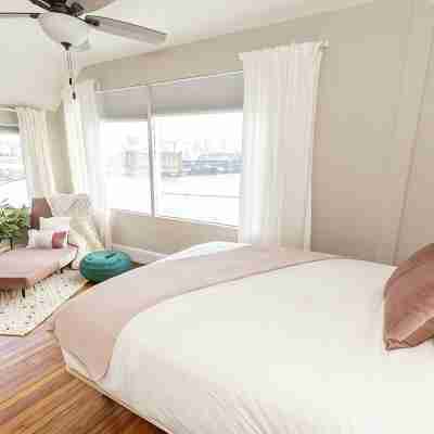Cozy Riverfront Bungalow with Stunning Views Rooms