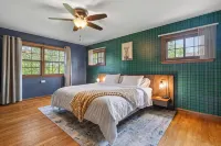 NEW OWNER SPECIAL>Cottage on 6th