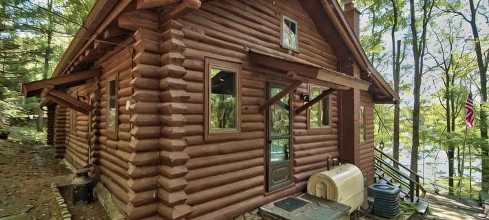 Paupack Point Wallenpaupack Lakefront  Log Home - 3 bedrooms + Central AC Hotels in Wayne County