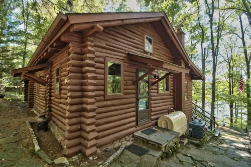 Paupack Point Wallenpaupack Lakefront  Log Home - 3 bedrooms + Central AC