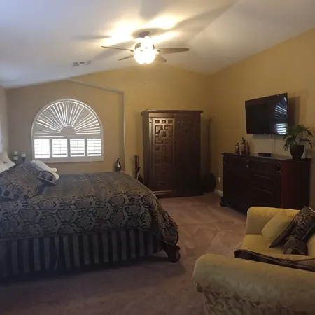 Luxurious 3000sq Ft 4 Bdr House with Private Salt Pool and Hot Tub