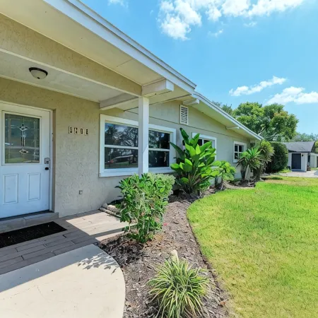 PARADISE RETREAT A 3/2 PET FRIENDLY POOL HOUSE
