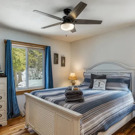 Cedar View Lodge- Scenic Sandpoint area mountain home, in secluded location.