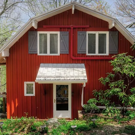 The Little Red Barn w/ Spectacular Views & Less Than 1 Mile - Blue Ridge Parkway