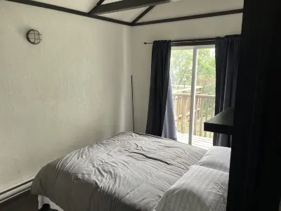 Cozy Lakeside Cabin with easy access to beach and awesome sunsets! Hotels in 