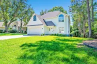 Discover Daphne's mystery cottage: Golf Course, Yacht Club, pool retreat!