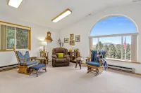 Mack and Spot House with incredible views! - Homestays