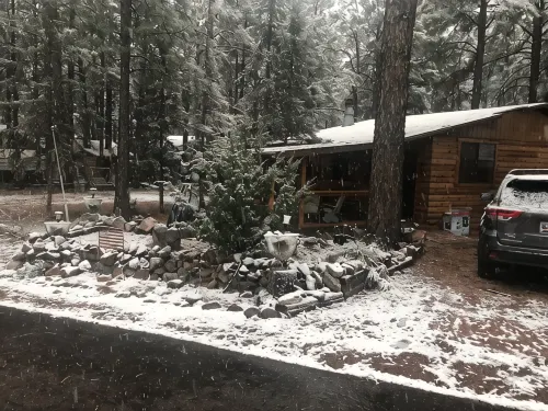 Cabin in The Pines.. Available 240v Tesla and EV charging.