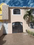 Linda casa con alberca y cascada.