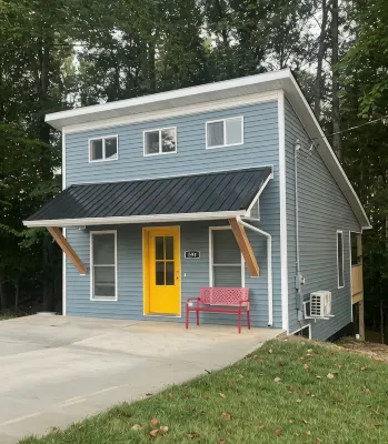 Calming 1-bedroom yellow door house close to lake with Wi-Fi, AC