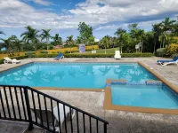 This is a three bedrooms three bathrooms house that is fully furnihsed - ジム