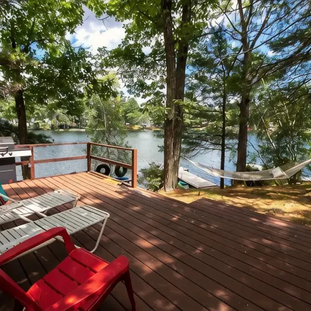 Classic Maine Cabin, Private Waterfront Easy Access to Nearby Amenities Отели в г. Уиндем