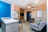 Gold Standard | Tropic Suite - 홈스테이