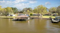 Newly renovated lakehouse sleeps 7 with boathouse, fenced yard and kayaks - Homestays