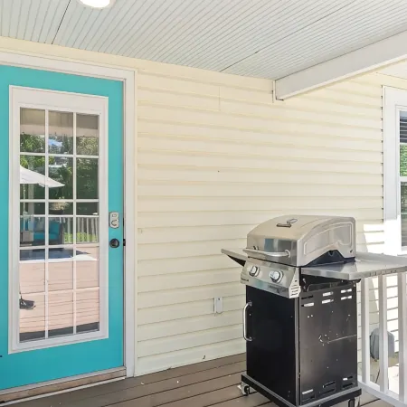 Yellow Bird Cottage - Cozy home minutes from Radford University, with large deck