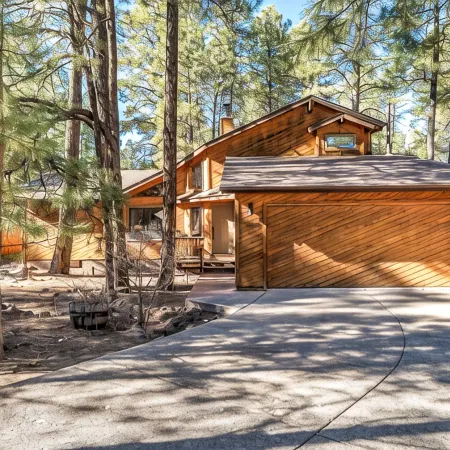 Pinewood Lodge / Backs to Forest / Near Downtown!