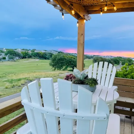 3-bedroom 2 bath cottage-Walk to beach or golfCourse.Hot Tub and outside shower