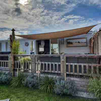 New! Vacation Cottage for 4 People at a Family-Friendly Campground in Oostkapelle. Hotel Exterior