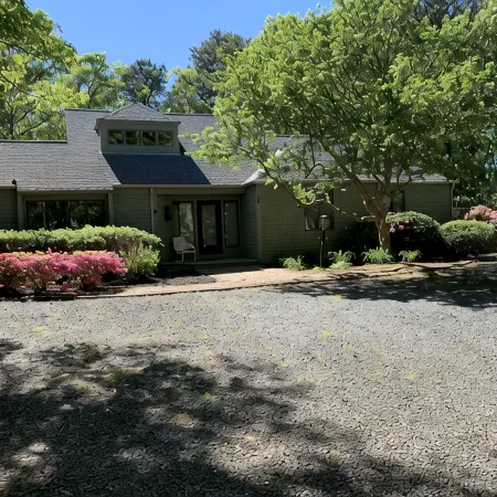 Bright & airy 4BR contemporary in Little Neck Bay, New Seabury. 1mi to beach.