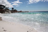 BINALONG BEACH COTTAGE  Beachfront Next door to restaurant. King Bed for couples