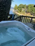 Lakeside, Boat Dock and Hot Tub with This Small Quaint Cottage. - 2つ星