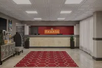 Cozy condotel with King Bed, WiFi, great pool, fitness room and much more!