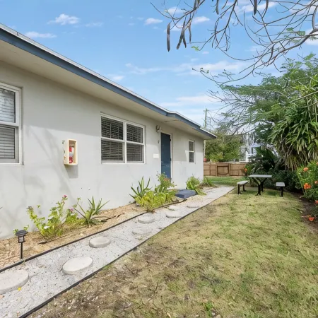 2BR on Swinton - 1 Mile to Beach, 1 Block to Ave