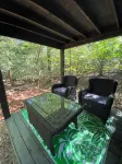 Holly Trail Treehouse in Anderson w/Wifi, AC, Smart TV, Full Bath and Washer