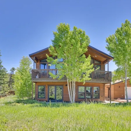 Mtn Modern Home w/ Views, Private Hot Tub + Fantastic Location