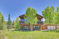 Mtn Modern Home w/ Views, Private Hot Tub + Fantastic Location