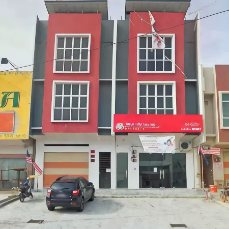 3 BDR shoplot style homestay Yong Peng three rooms. Отели в г. Юнг-Пенг