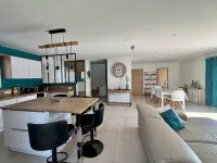 Modern villa with pool near beach and freeway - piscine