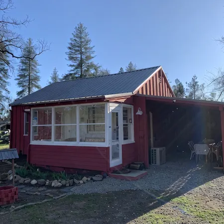 Mountain Cottage with creek and accessible trail and pond near Yosemite!
