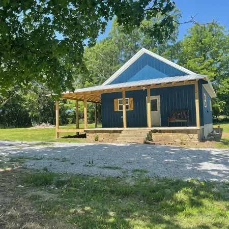 NEW, The Homestead Cabin, close to town, 2 bedroom with bunks, Huge Porch
