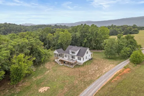 NEW Luxury Cottage with Mountain Views - 4-Star