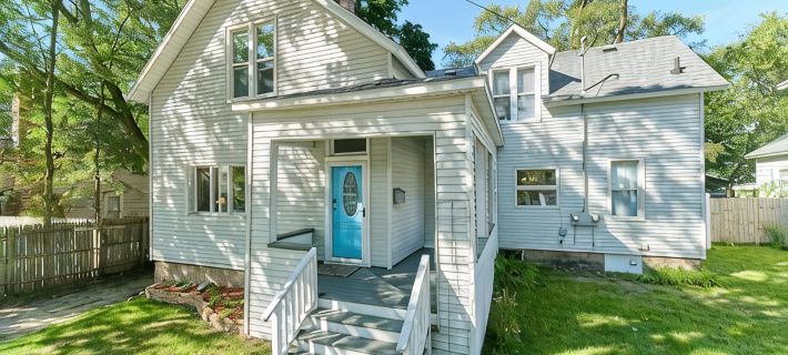 Discover stunning Northern Michigan from the comfort of the Port City Cottage 매니스티 호텔