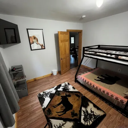 Escape to the Woods! Farmhouse on 10 Acres -Great Wifi, Big Kitchen. Book IT!