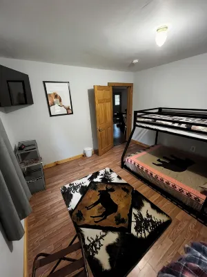 Escape to the Woods! Farmhouse on 10 Acres -Great Wifi, Big Kitchen. Book IT!