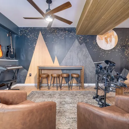 25% Off ~ Sauna, HotTub, Music, Games, Pets, 6TVs, FirePit, FullKitchen