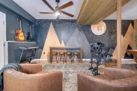 25% Off ~ Sauna, HotTub, Music, Games, Pets, 6TVs, FirePit, FullKitchen - Wifi
