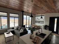 Modern 3 bedroom home on 20 private acres in Paradise Valley Hotels in Pray