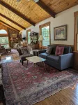 Private, light filled retreat space...     with your own pickleball court! - 샬레 호텔