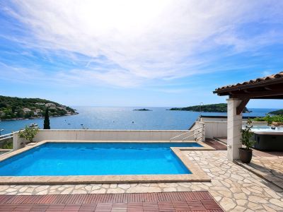 Extraordinary 3bed/3bath villa, with sea views,pool and hot tub for 8