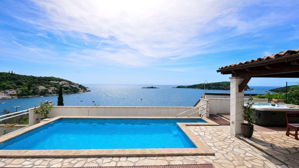 Extraordinary 3bed/3bath villa, with sea views,pool and hot tub for 8