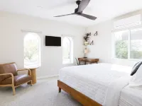 Mtn views, pool, hot tub, fire pit / 2 King suites / game room / modern & luxe Hotels in Tanque Verde