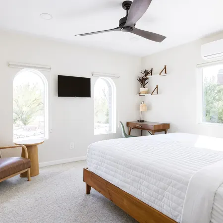 Mtn views, pool, hot tub, fire pit / 2 King suites / game room / modern & luxe Hotels in Tanque Verde