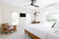 Mtn views, pool, hot tub, fire pit / 2 King suites / game room / modern & luxe