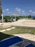 The Harvey Nicole: Modern Caribbean Ocean Front Condo Grand Cayman. - piscina